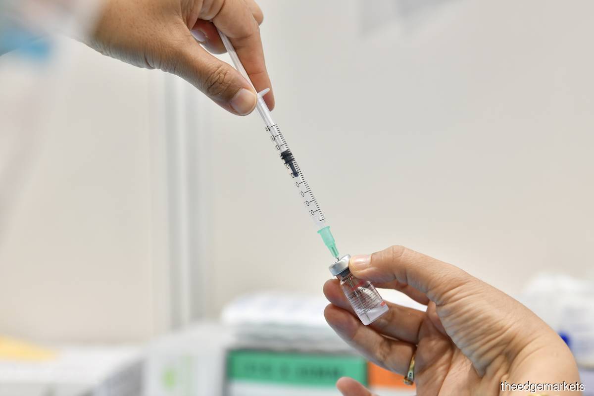 The daily figure of administered shots at 399,135 yesterday (July 25) was lower than the 417,738 doses on Saturday (July 24), according to the task force. (Photo by Sam Fong/The Edge)